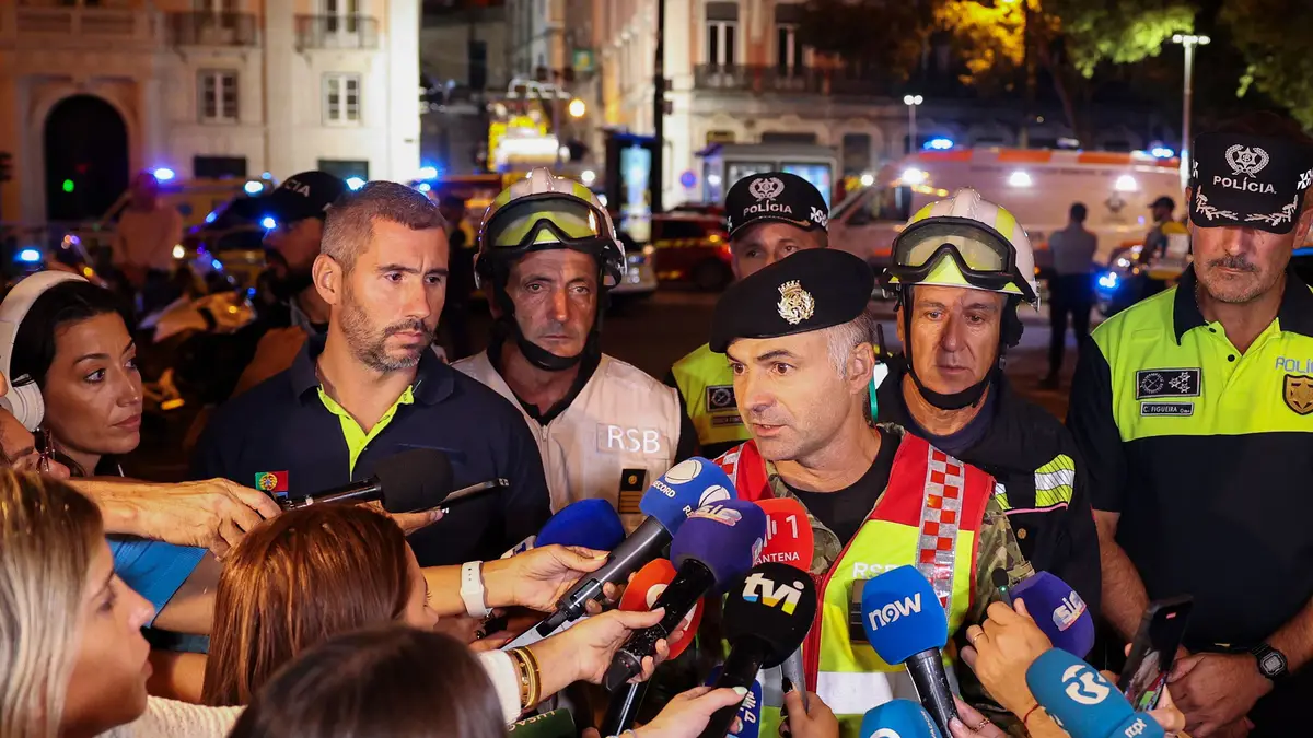 Alexandre Rodrigues, comandante dos Bombeiros de Lisboa, falou à imprensa após o descarrilamento do Elevador da Glória, um meio de transporte popular entre turistas, ocorrido esta tarde em Lisboa, a 3 de setembro de 2025.