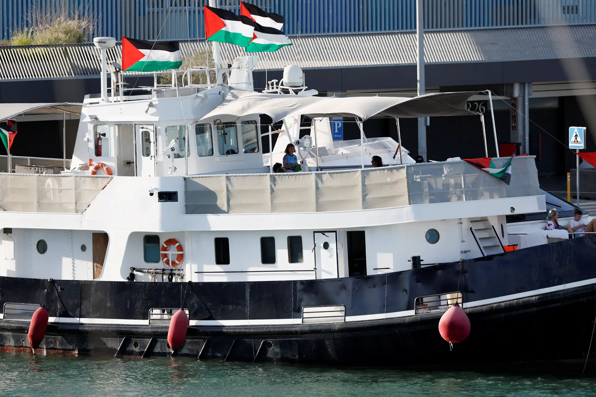 Flotilha que ruma a Gaza denuncia drones a sobrevoar barcos
