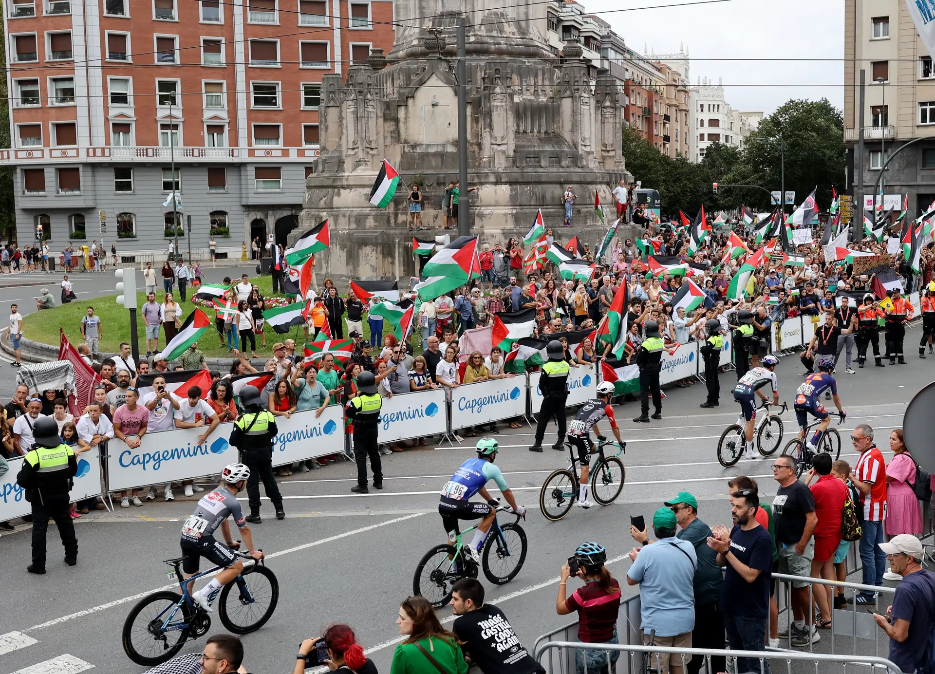 Etapa 11 da Volta a Espanha termina sem vencedor devido a protestos pró-Palestina