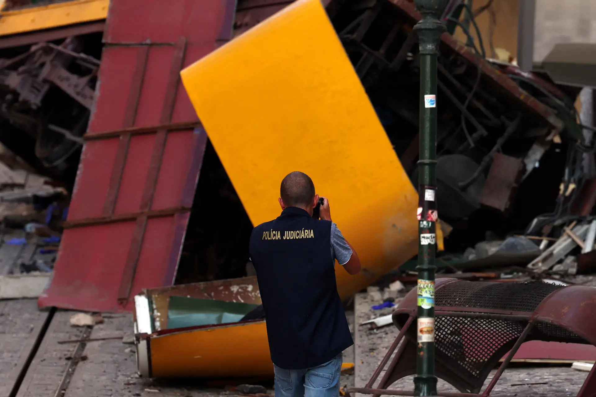 PJ cria linha direta para entidades oficiais e familiares das vítimas do descarrilamento do Elevador da Glória