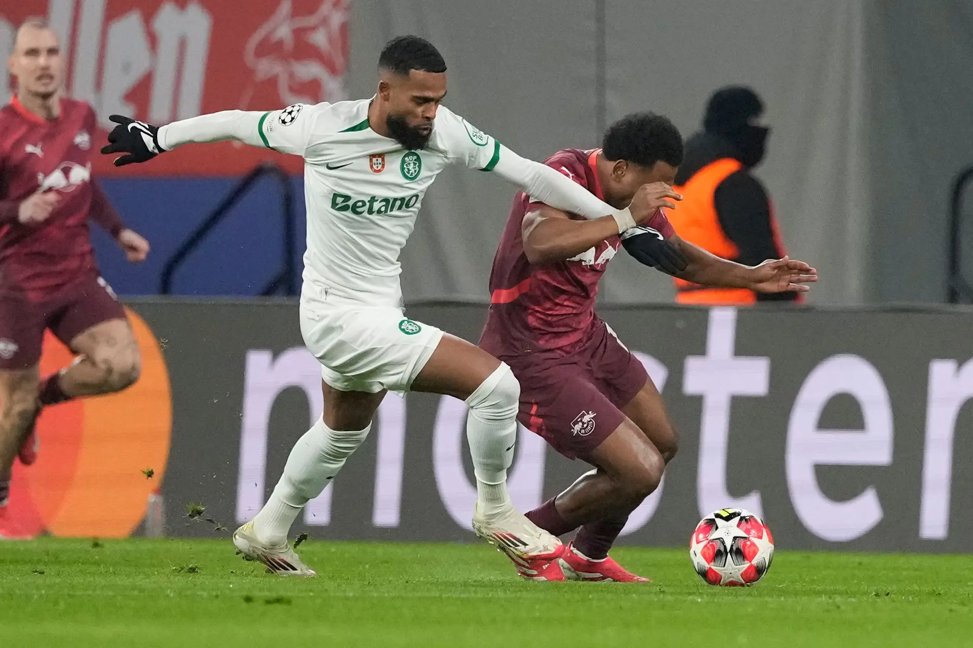 "Graves e inaceitáveis": Sporting reage às declarações de St. Juste sobre despromoção à equipa B