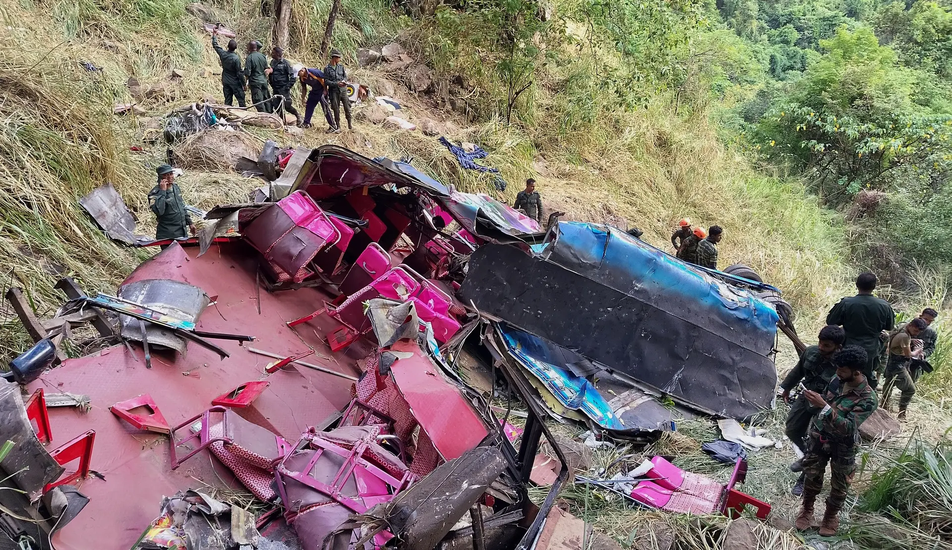 Acidente com autocarro faz pelo menos 15 mortos e 16 feridos no Sri Lanka