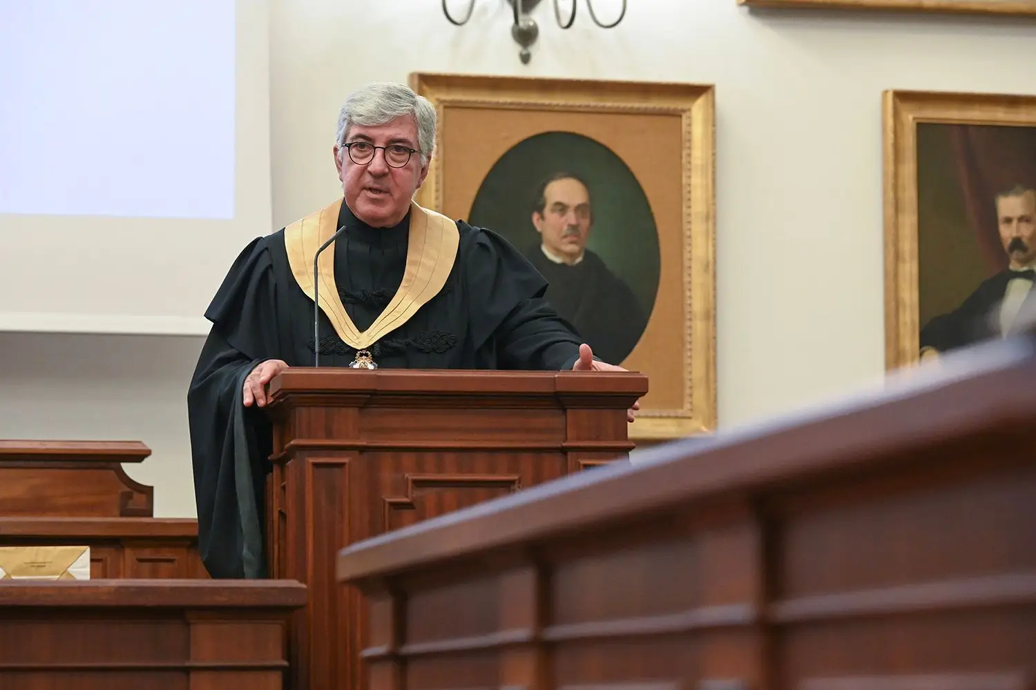 Reitor da Universidade do Porto alega que "em nenhum ponto" disse que foi pressionado pelo ministro da Educação
