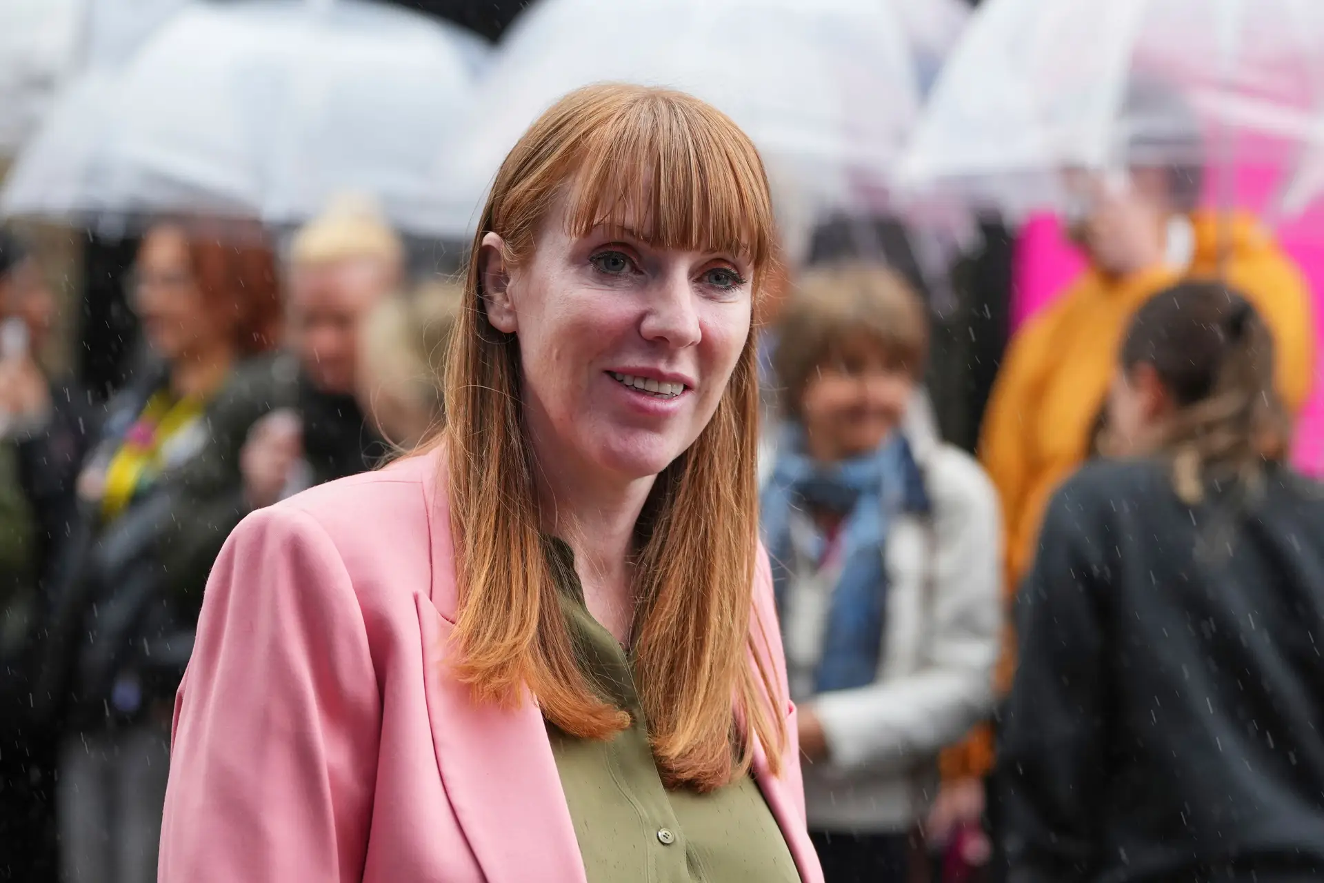 Vice-primeira-ministra britânica demite-se por pagar menos imposto na compra de casa 
