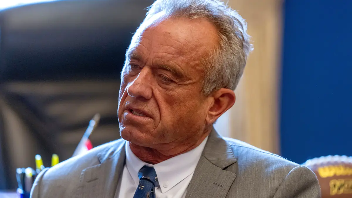 Robert Kennedy Jr., escolhido pelo presidente-eleito Donald Trump para liderar o Departamento de Saúde e Serviços Humanos, encontra-se com o senador Tommy Tuberville, do Alabama, no Capitólio, terça-feira, 17 de dezembro de 2024, em Washington.