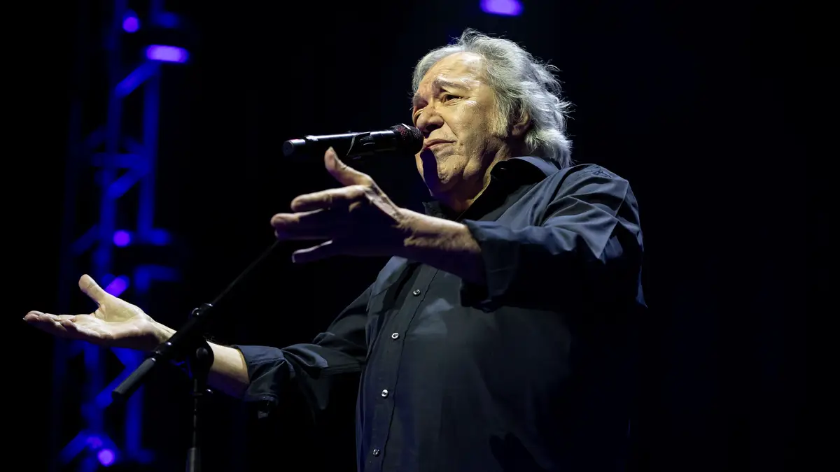 O cantor português Sérgio Godinho atua ao vivo durante um concerto no Coliseu do Porto, com dois convidados especiais, Garota Não e Canto Nono, um mês antes das celebrações dos 50 anos do 25 de Abril, a Revolução dos Cravos.