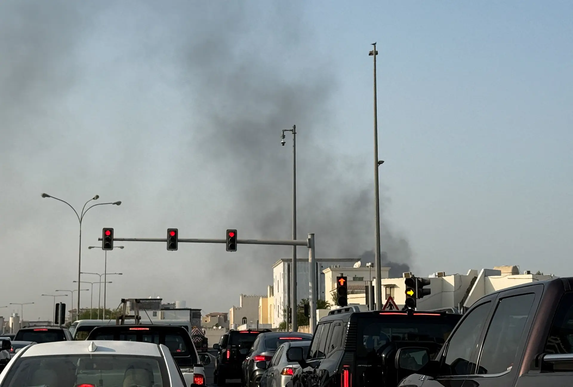 Fumo eleva-se após várias explosões terem sido ouvidas em Doha, no Catar, a 9 de setembro de 2025.