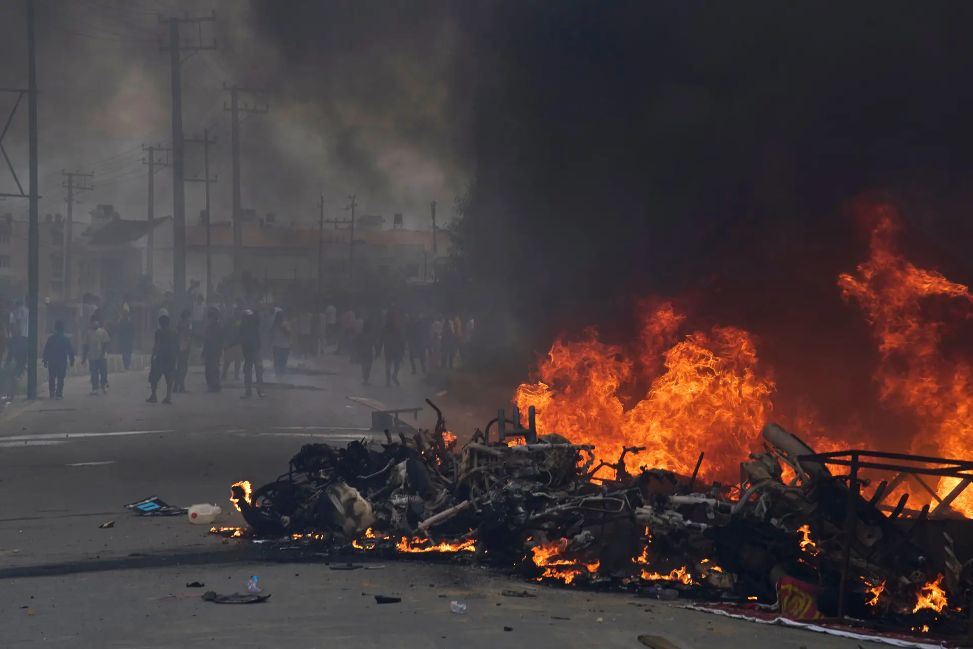 Nepal: mulher de ex-primeiro-ministro morre queimada após manifestantes incendiarem a sua casa