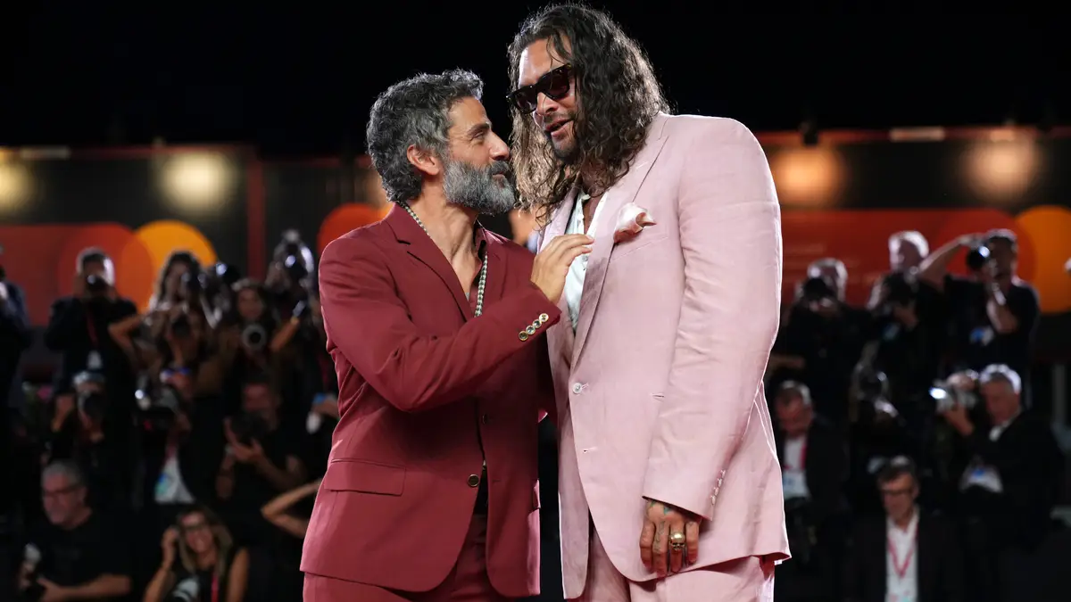 Oscar Isaac, à esquerda, e Jason Momoa no tapete vermelho do filme In The Hand of Dante durante a 82ª edição do Festival de Cinema de Veneza, em Veneza, Itália, na quarta-feira, 3 de setembro de 2025.