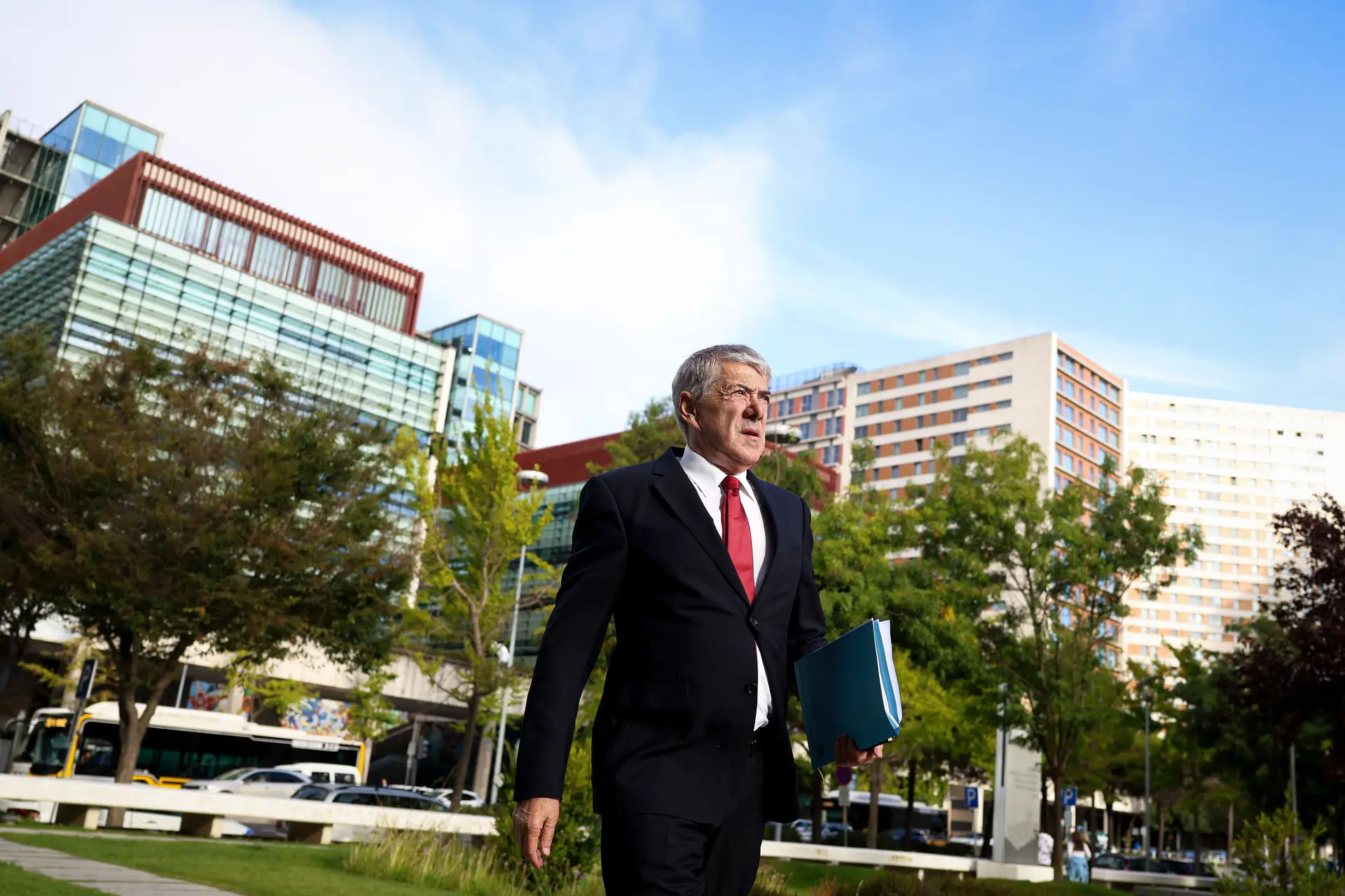 O antigo Primeiro-Ministro português José Sócrates, o principal arguido no caso de corrupção da Operação Marquês, chega ao Tribunal Central Criminal de Lisboa, em Lisboa, Portugal, a 10 de setembro de 2025.