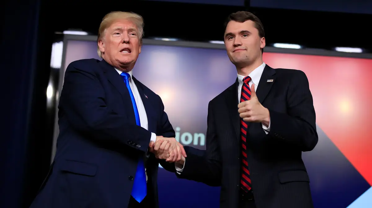 O Presidente Donald Trump cumprimenta o moderador Charlie Kirk com um aperto de mão, durante o fórum Generation Next, realizado no Edifício Executivo Eisenhower, no complexo da Casa Branca, em Washington, na quinta-feira, 22 de março de 2018.