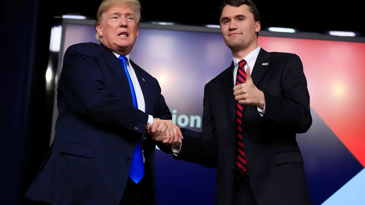 O Presidente Donald Trump cumprimenta o moderador Charlie Kirk com um aperto de mão, durante o fórum Generation Next, realizado no Edifício Executivo Eisenhower, no complexo da Casa Branca, em Washington, na quinta-feira, 22 de março de 2018.