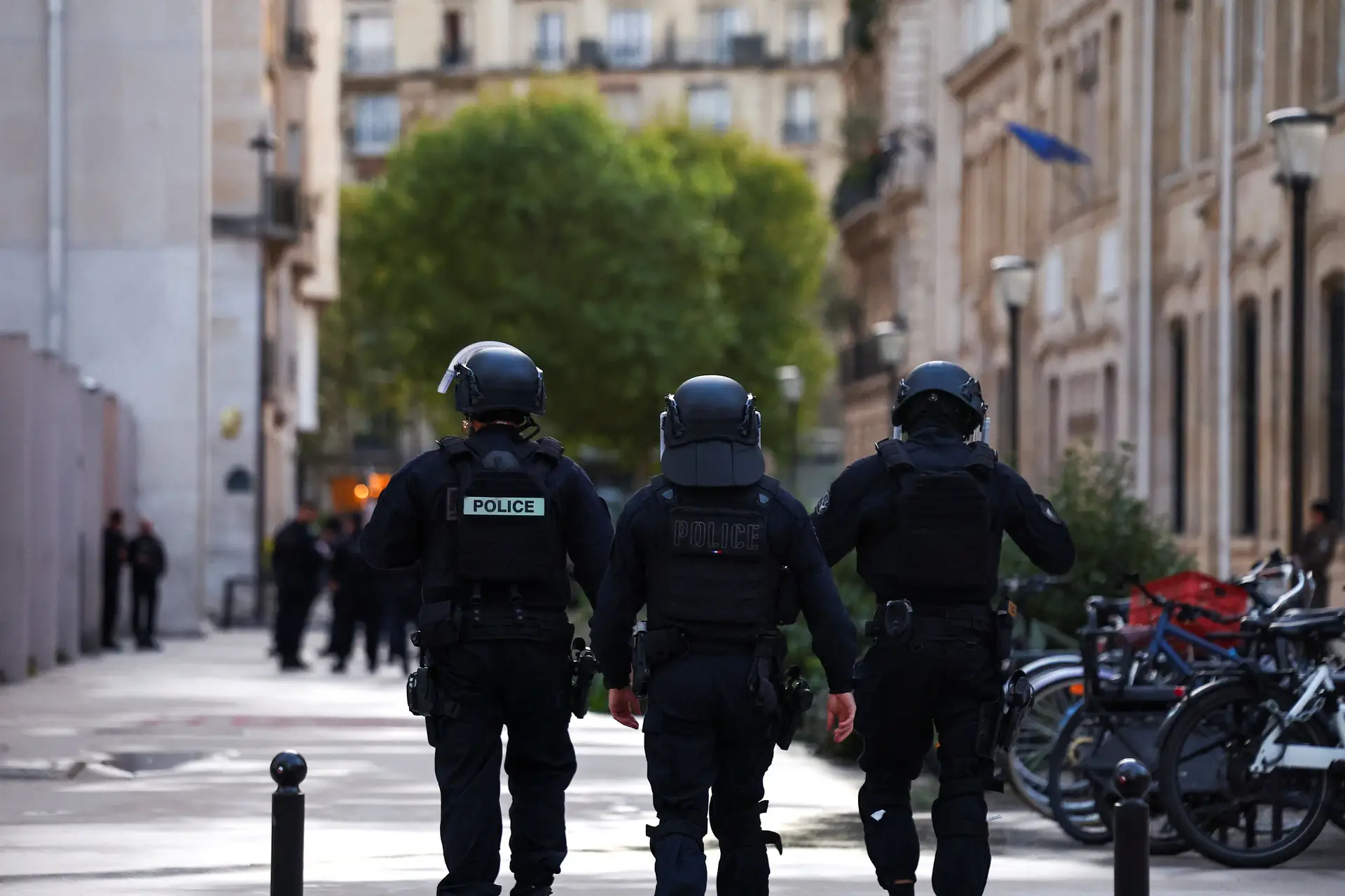 Polícias franceses demitiram-se por estarem fartos da falta de apoio do Governo contra o terrorismo?