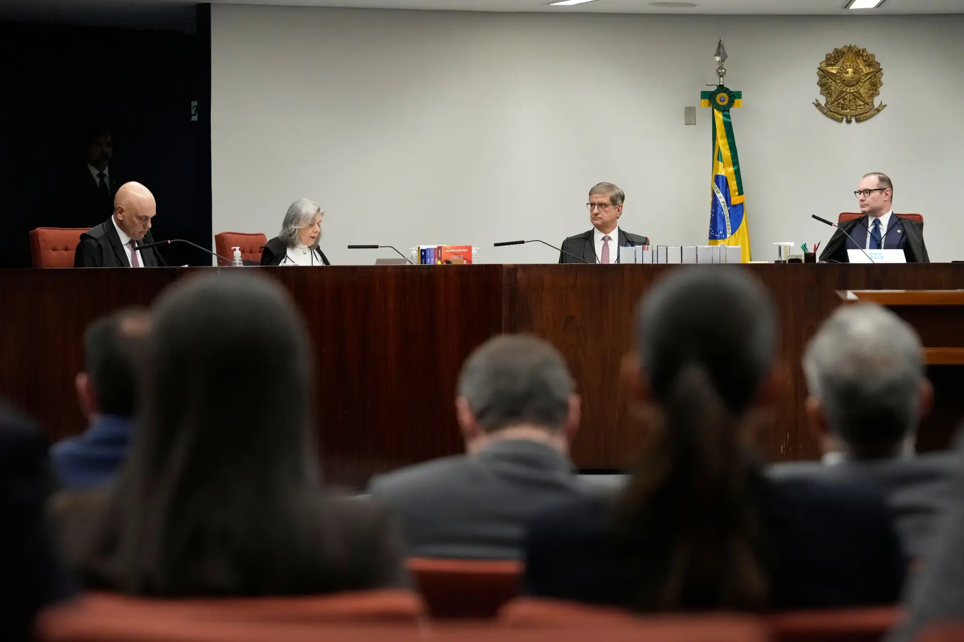 Juízes do Supremo Tribunal Federal do Brasil reúnem-se para a fase de veredicto e sentença do julgamento dos acusados de envolvimento numa alegada tentativa de golpe para manter o ex-presidente Jair Bolsonaro no poder após a sua derrota nas eleições de 2022, em Brasília, Brasil, na quinta-feira, 11 de setembro de 2025.