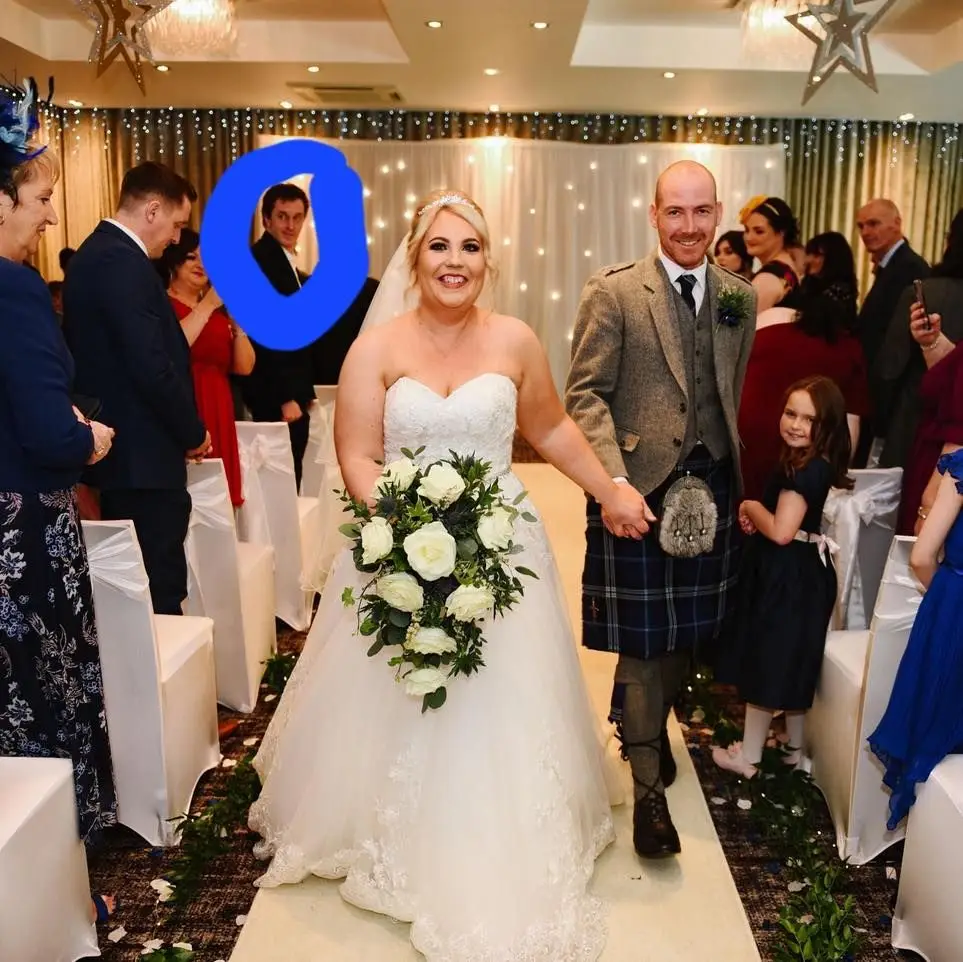 "Quem é este?": casal descobre identidade de convidado misterioso quatro anos depois do casamento