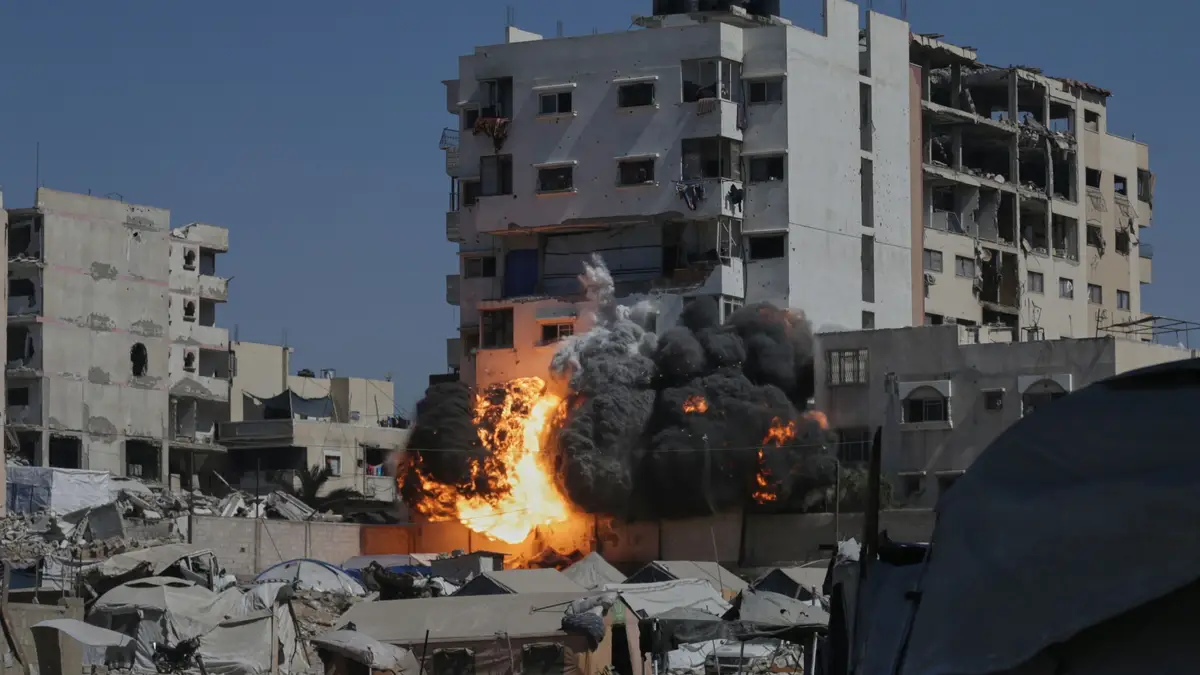 Fumo e chamas erguem-se após ataque militar israelita a um edifício na cidade de Gaza, sexta-feira, 12 de setembro de 2025.