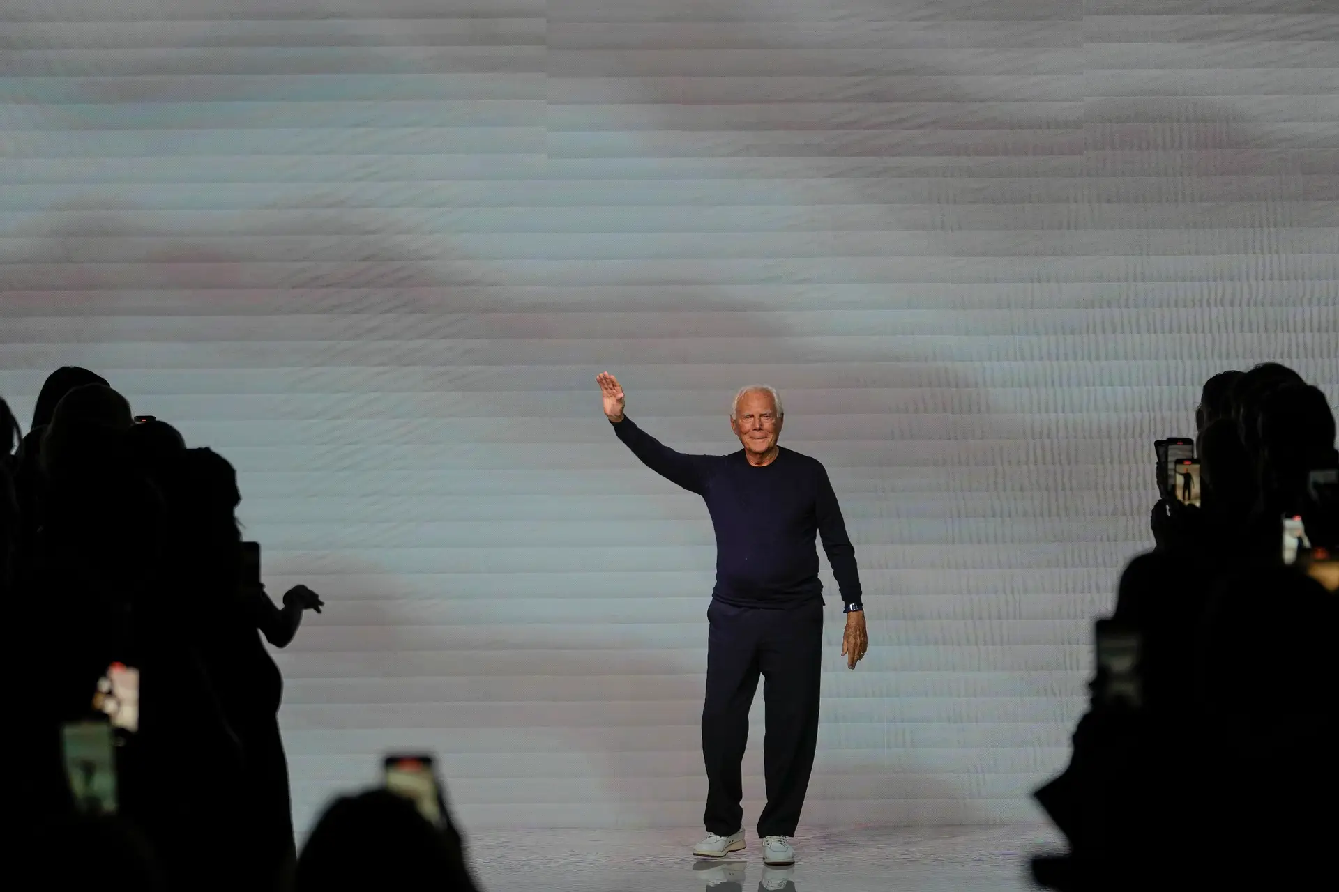 O estilista Giorgio Armani após a apresentação da sua coleção feminina Primavera/Verão 2024, em Milão, Itália, no domingo, 24 de setembro de 2023.