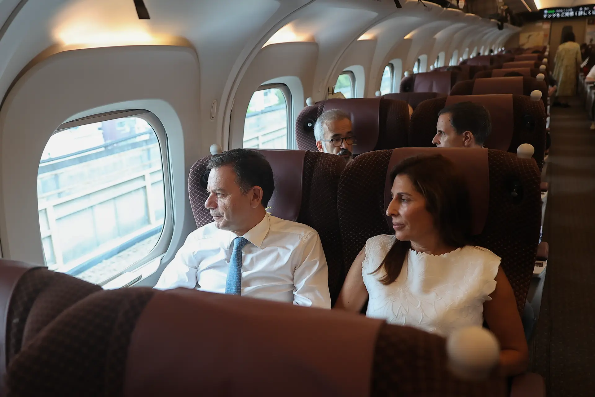 No Japão, Montenegro promete acelerar o TGV, mas em Portugal está há quase 4 meses sem permitir que concurso avance