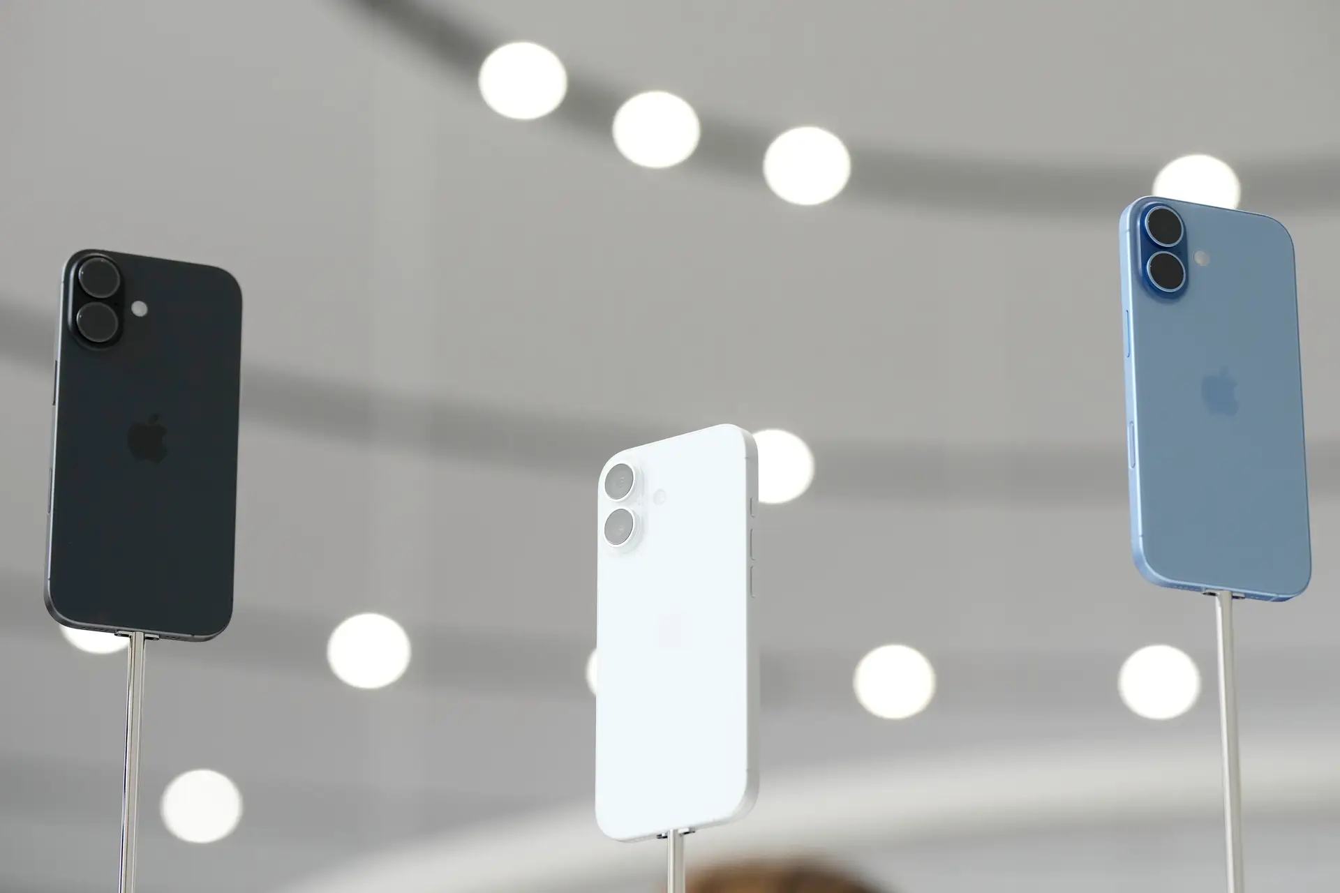 Na Europa mais euros compram menos iPhone 17