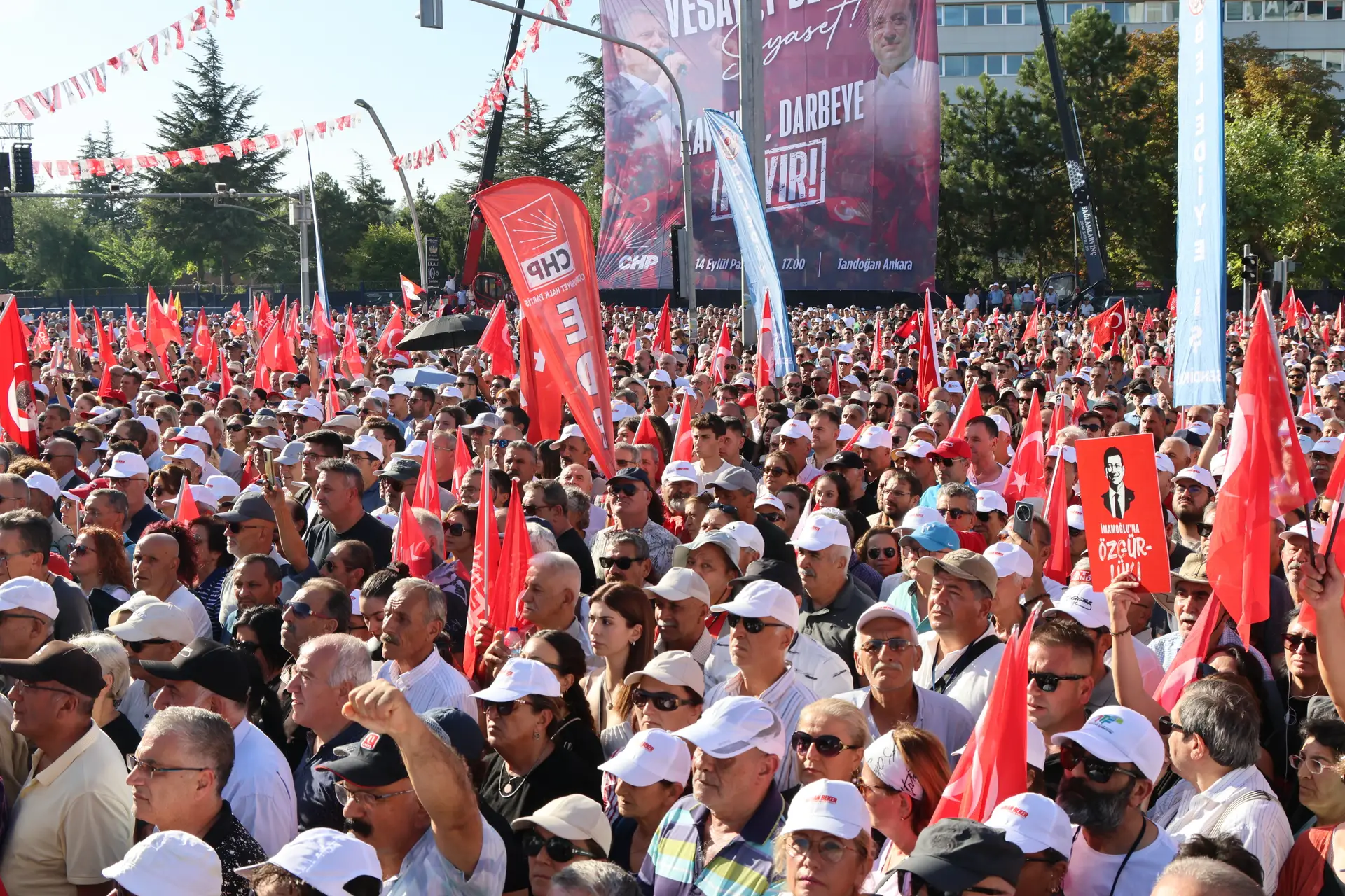 Milhares de pessoas saíram à rua na Turquia em manifestação promovida pelo principal partido da oposição