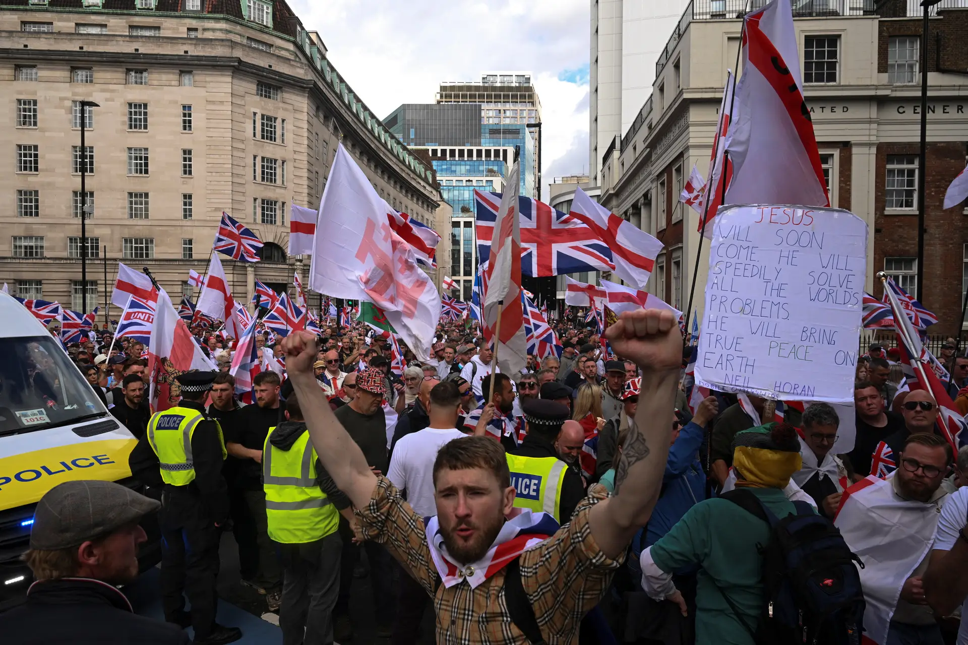 Protesto de extrema-direita em Londres termina com 26 polícias feridos e 25 detidos