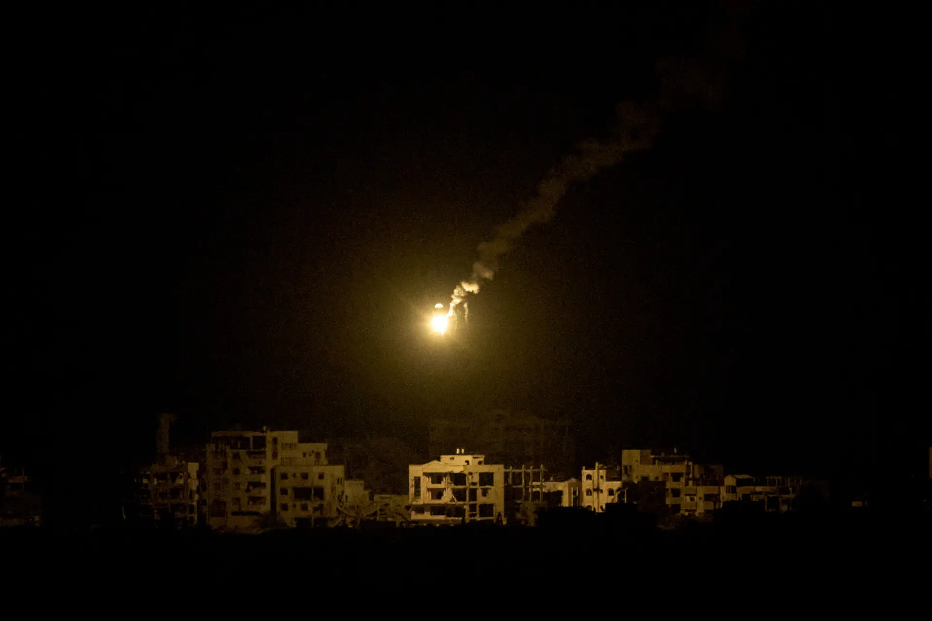 Vários mortos e feridos em nova ofensiva de Israel, ministro da Defesa diz que "Gaza está em chamas"