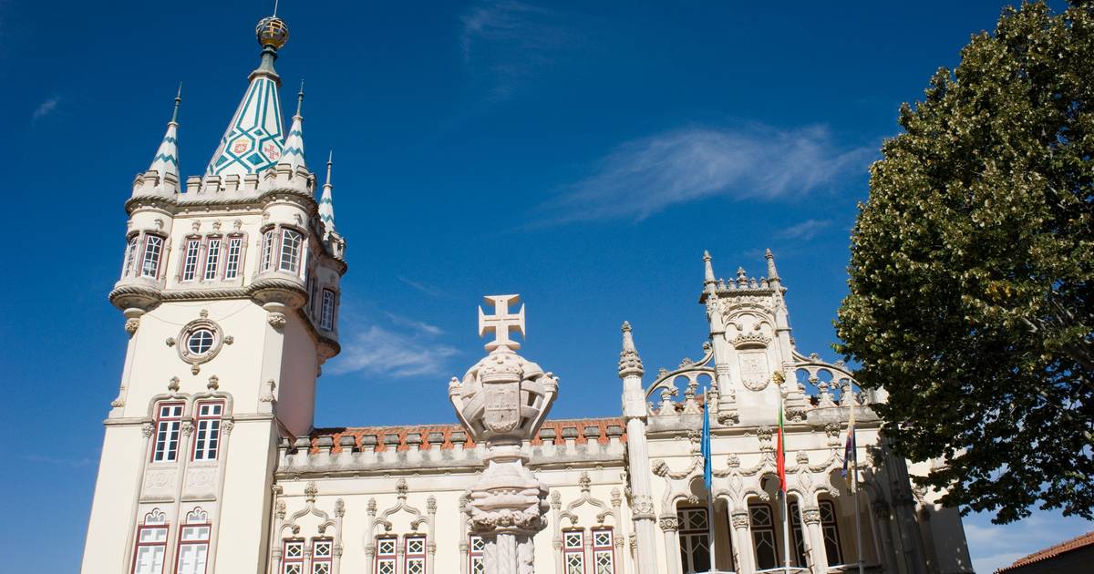 Autarca de Sintra nomeia para cargo municipal companheiro de vereadora afastada pela IL