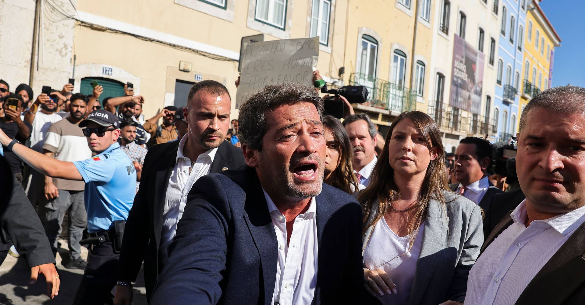 André Ventura dirige-se a manifestação de imigrantes junto à AR e ânimos  exaltam-se