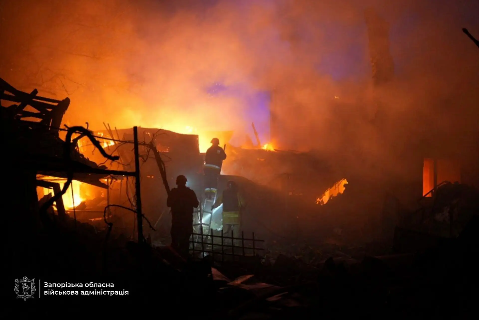 Bombardeamento perto de central nuclear de Zaporijia causa incêndio em armazenamento de combustível