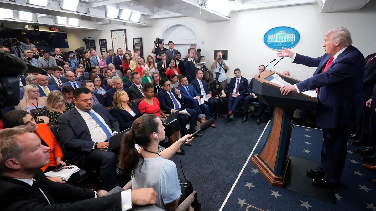O Presidente Donald Trump fala com os jornalistas na Sala de Imprensa James Brady, na Casa Branca, na segunda-feira, 11 de agosto de 2025, em Washington.