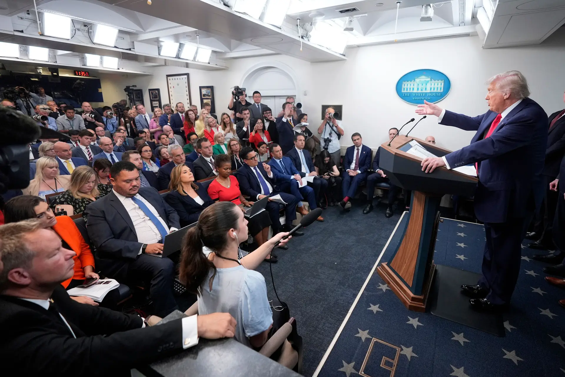 O Presidente Donald Trump fala com os jornalistas na Sala de Imprensa James Brady, na Casa Branca, na segunda-feira, 11 de agosto de 2025, em Washington.