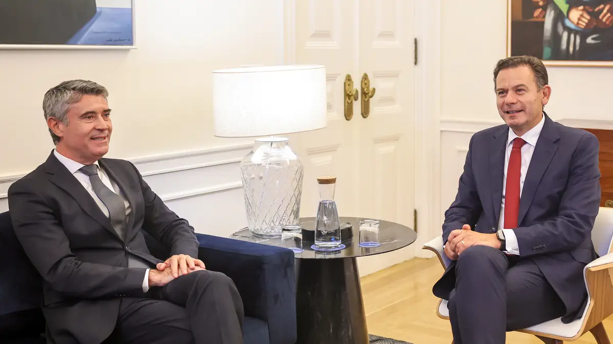 O primeiro-ministro, Luís Montenegro (D), recebe secretário-geral do Partido Socialista (PS), José Luis Carneiro (E), no palácio de São Bento, em Lisboa, 18 de setembro de 2025.