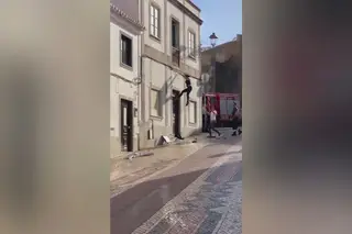 Mulher salta da janela em Lagos para fugir a marido agressor