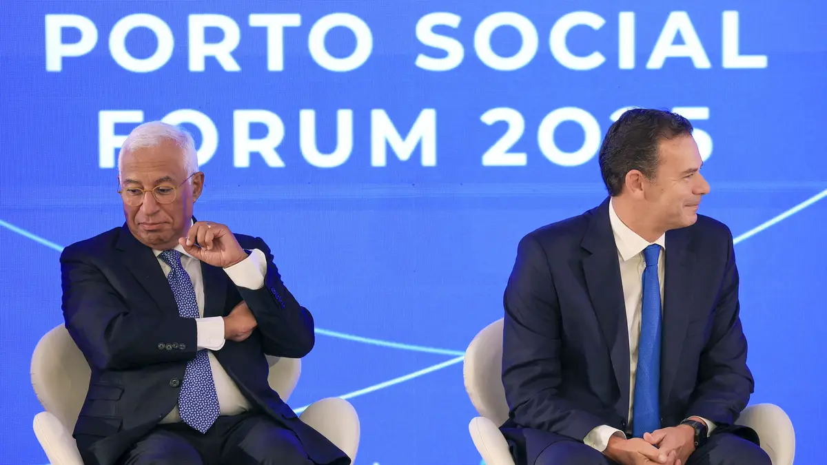 O Primeiro-Ministro português, Luís Montenegro (à direita), e o Presidente do Conselho Europeu, António Costa (à esquerda), participam no Fórum Social do Porto, no Pavilhão Rosa Mota, no Porto, Portugal, a 19 de setembro de 2025.