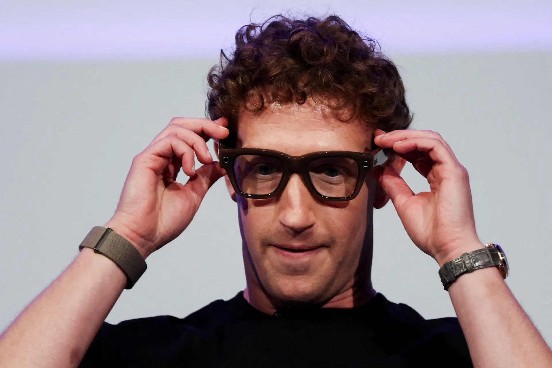 O CEO da Meta, Mark Zuckerberg, usa os óculos Meta Ray-Ban Display enquanto apresenta a nova linha de óculos inteligentes, durante o evento Meta Connect, na sede da empresa em Menlo Park, Califórnia, EUA, a 17 de setembro de 2025.