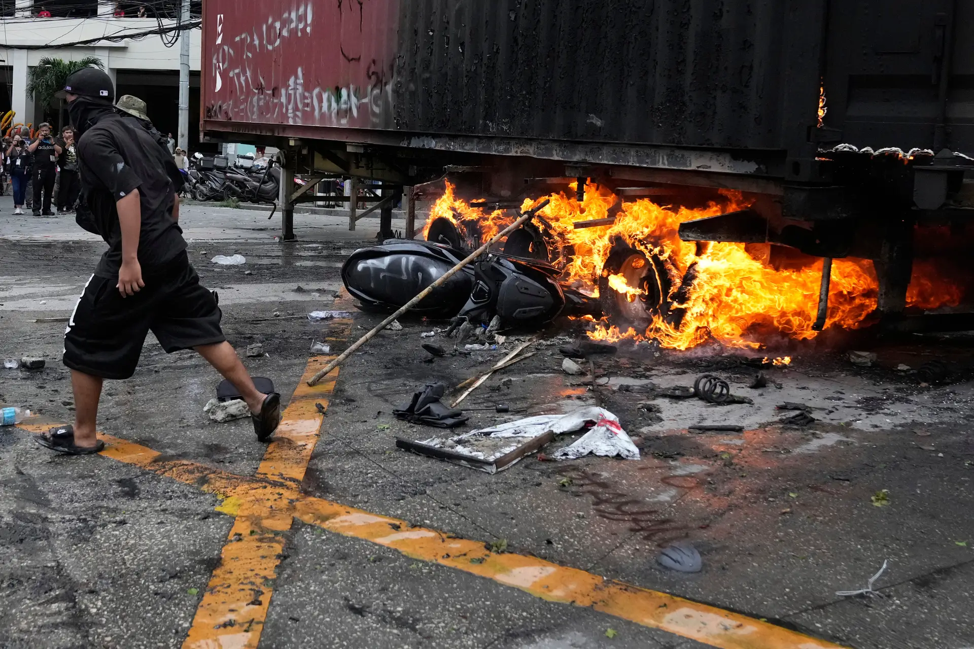 Confrontos durante protestos em Manila resultam em 216 detidos e 95 polícias feridos