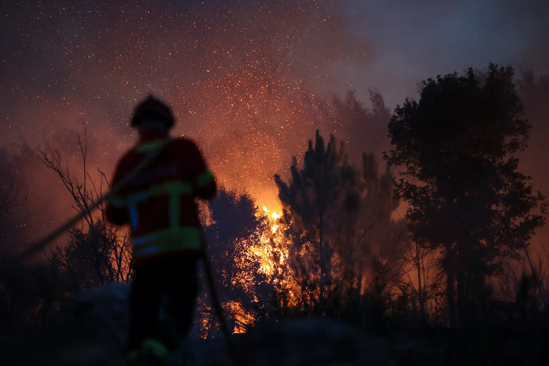 Três bombeiros feridos em incêndio no concelho de Montalegre