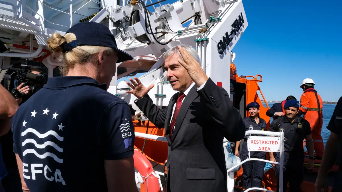 O ministro da Defesa Nacional, Nuno Melo (D), durante uma visita ao navio Ocean Protector da Agência Europeia do Controlo das Pescas (EFCA), Setúbal