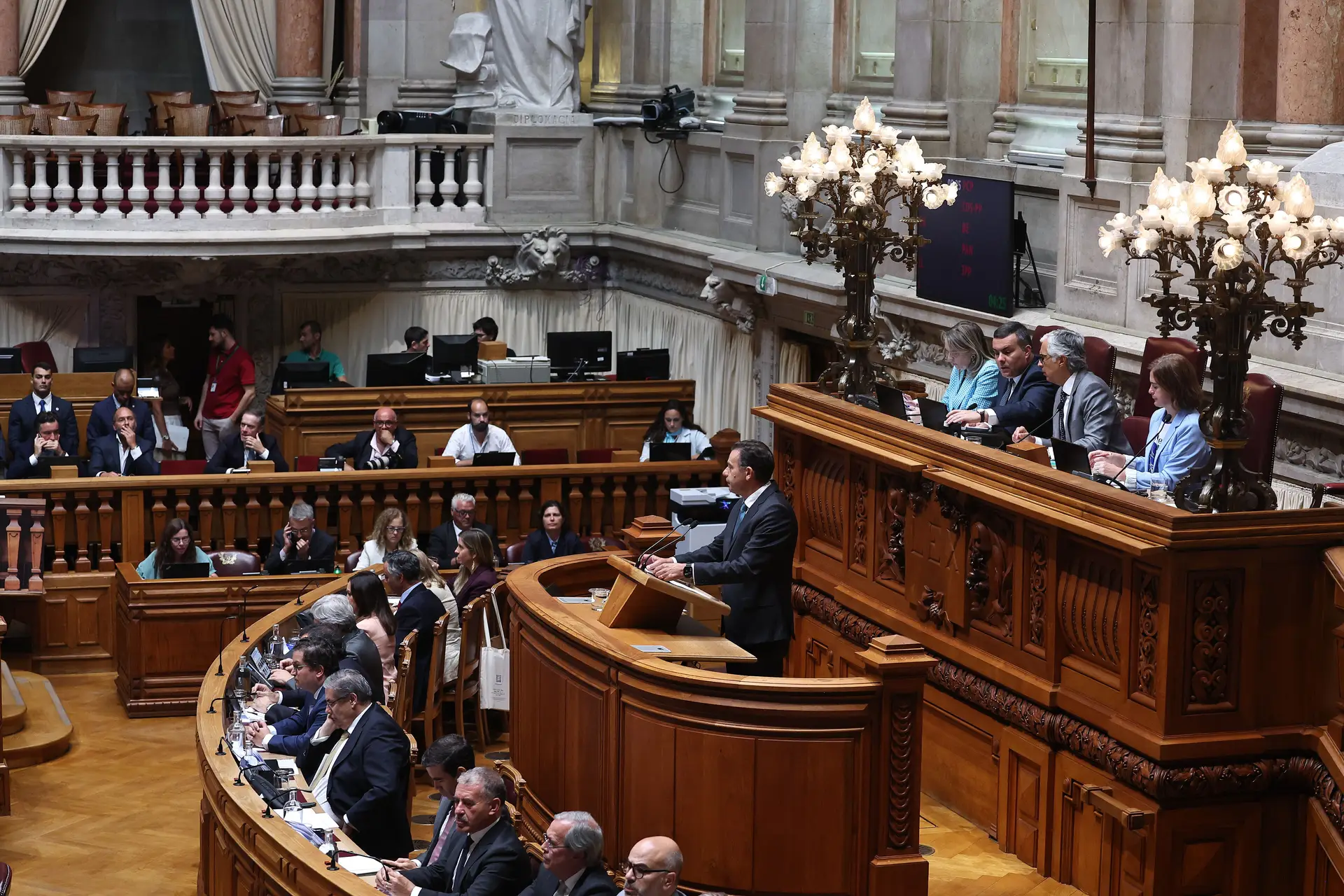 Nova sondagem mostra AD a descer e Chega a subir