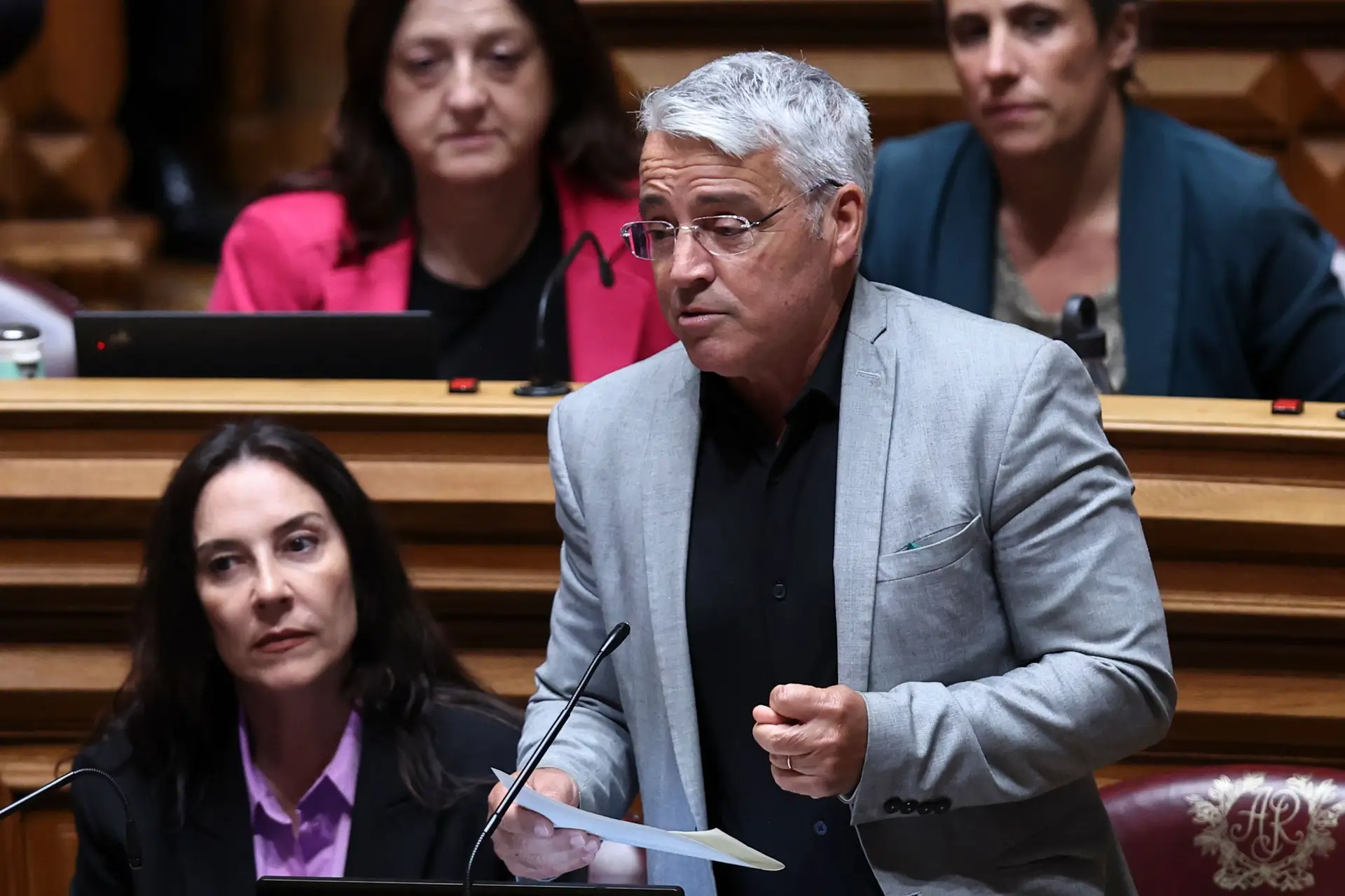 Anúncios (com óculos) de Montenegro num debate com vários "falhanços", o "milagre da multiplicação" e o aviso ao PS