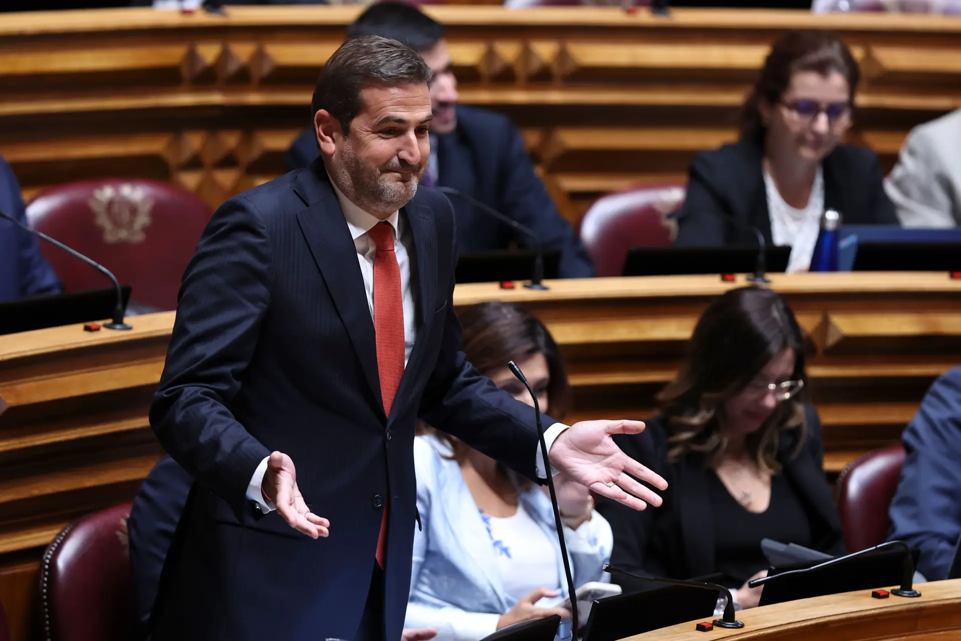 Anúncios (com óculos) de Montenegro num debate com vários "falhanços", o "milagre da multiplicação" e o aviso ao PS