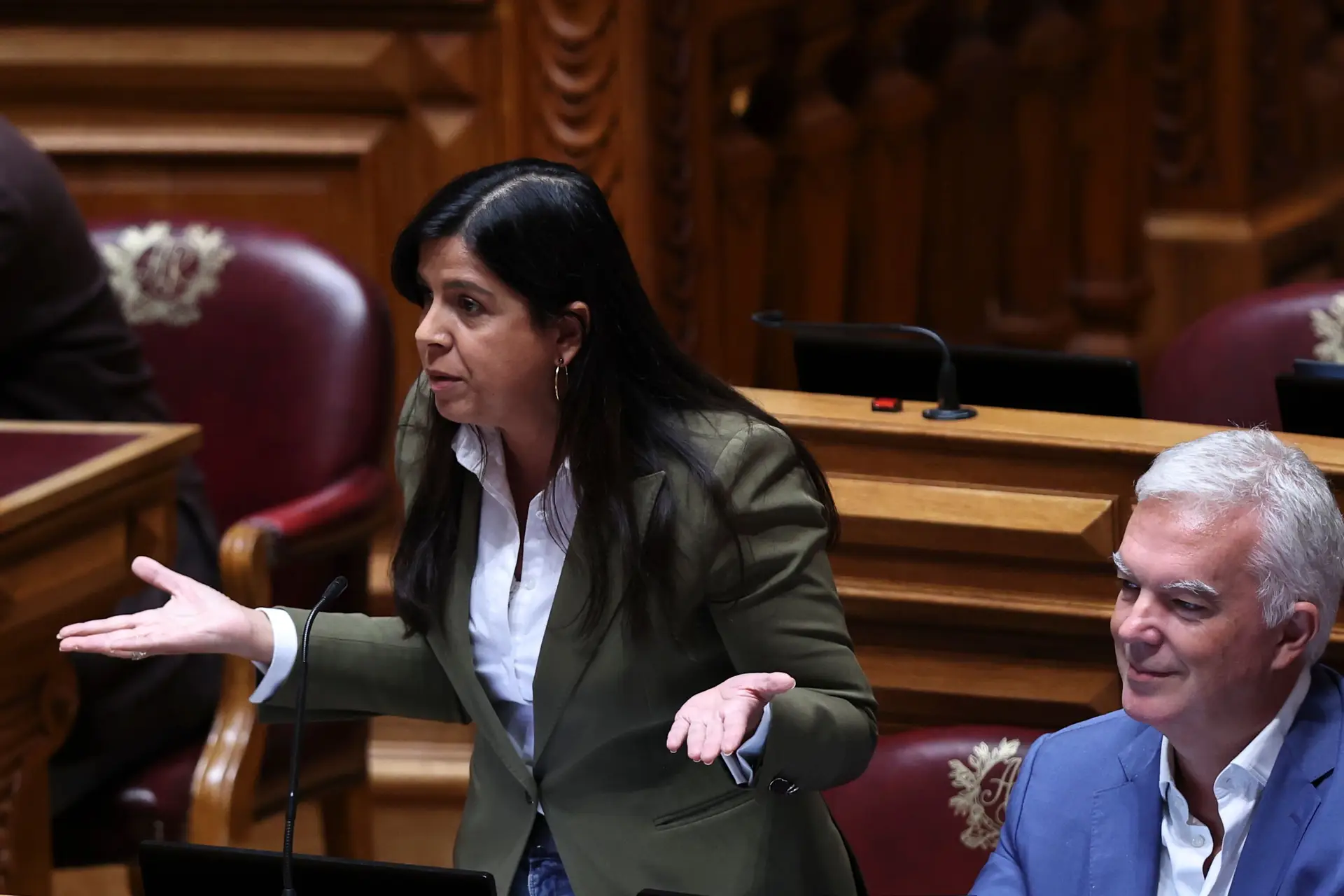 Anúncios (com óculos) de Montenegro num debate com vários "falhanços", o "milagre da multiplicação" e o aviso ao PS