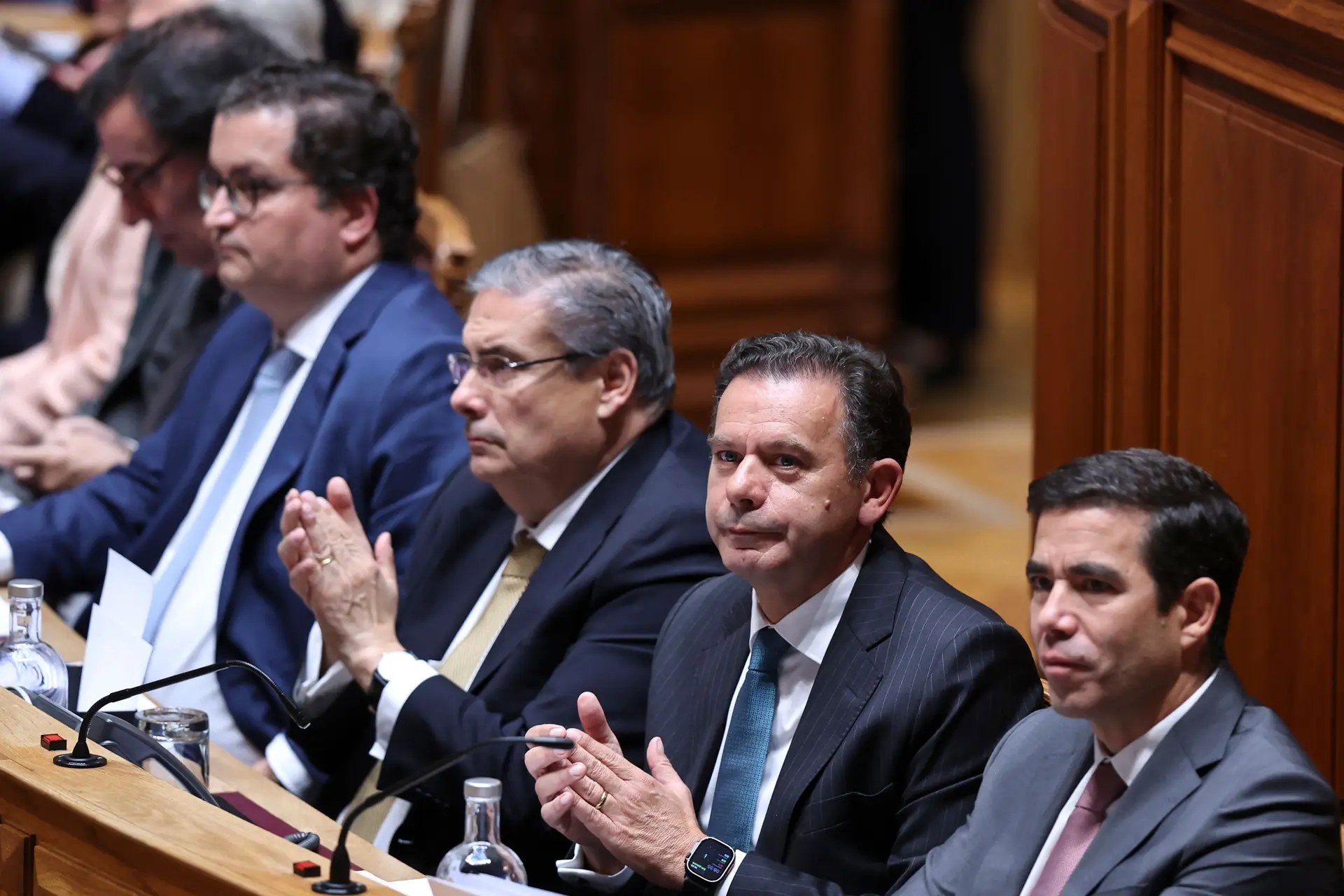 Anúncios (com óculos) de Montenegro num debate com vários "falhanços", o "milagre da multiplicação" e o aviso ao PS