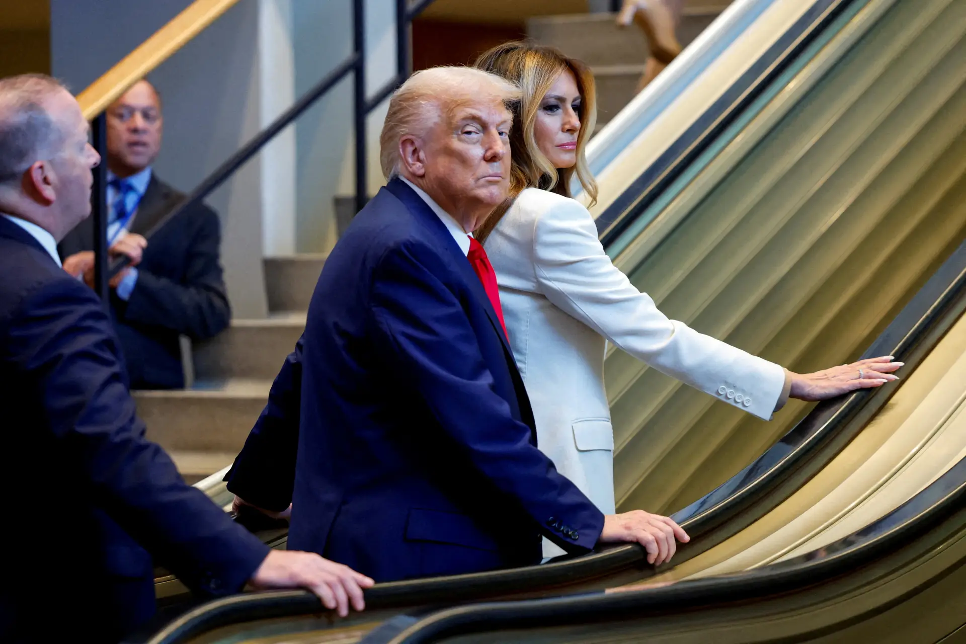 Trump e Melania obrigados a subir a pé escadas rolantes paradas na ONU, Casa Branca quer despedir funcionário