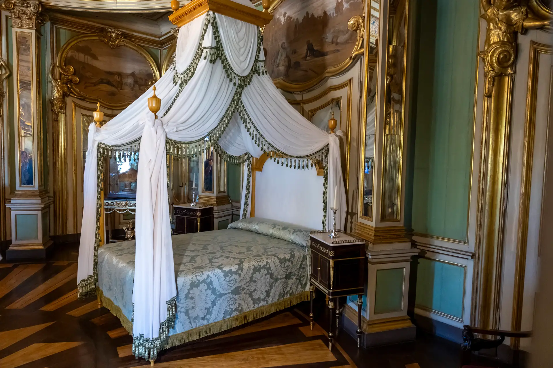 Réplica histórica da cama onde morreu D. Pedro IV em 1834 apresentada no Palácio de Queluz