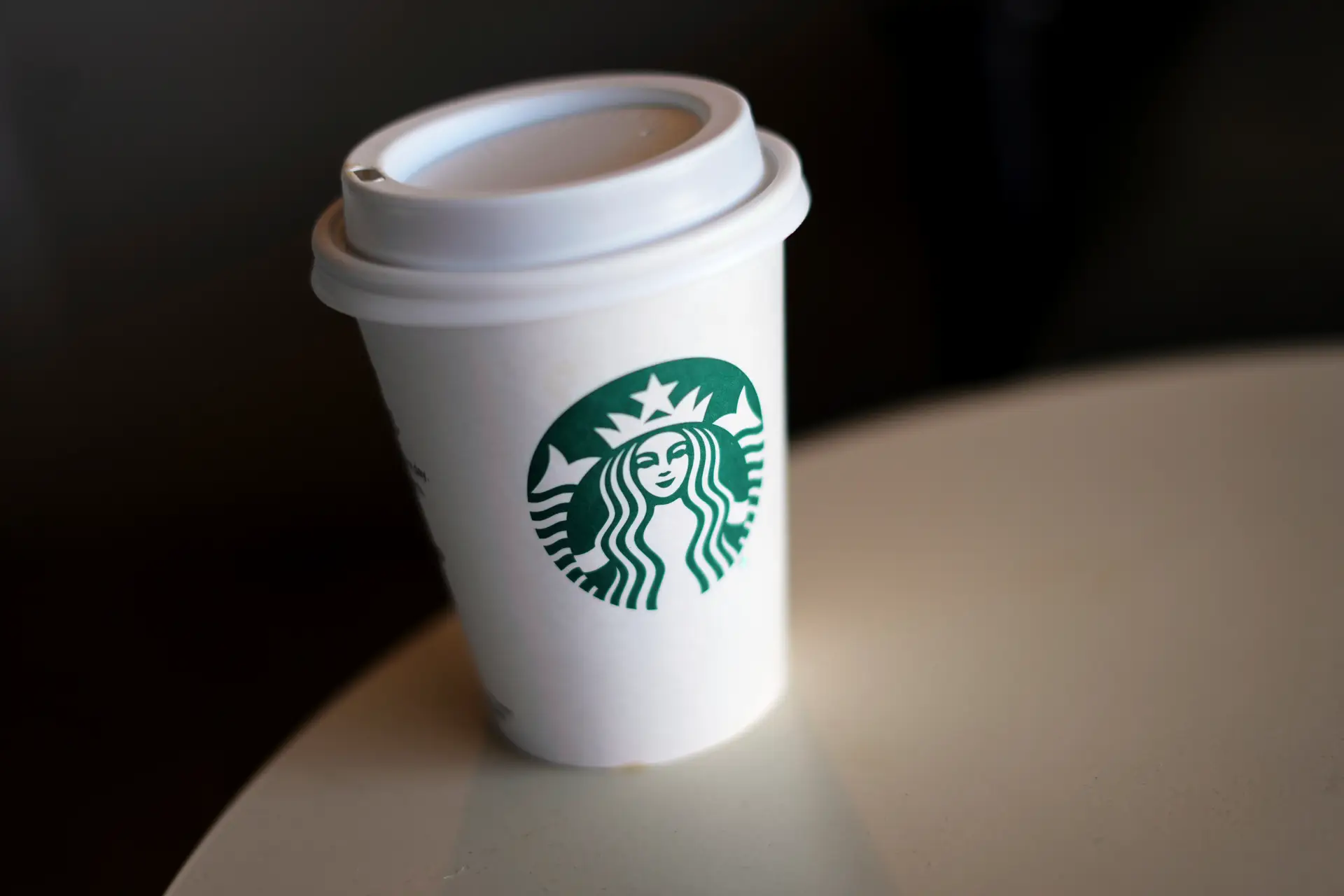 Starbucks vai fechar centenas de lojas e despedir 900 funcionários