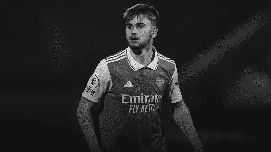 Ex-jogador do Arsenal morre aos 21 anos após chocar contra uma parede durante um jogo