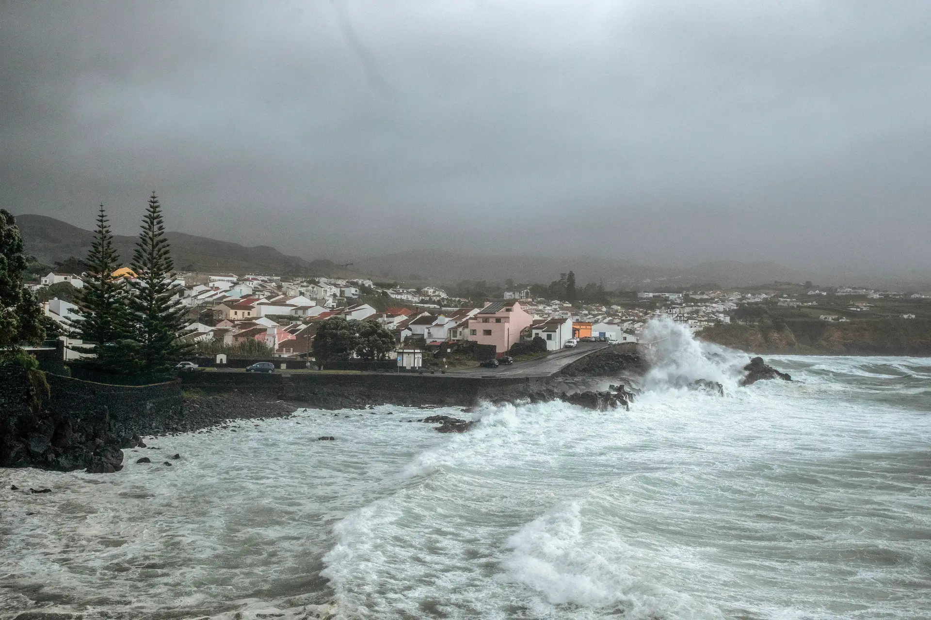 10 minutos: Gabrielle causa 255 ocorrências e 16 desalojados nos Açores e chuva, vento e trovoada deixam 14 distritos sob aviso amarelo