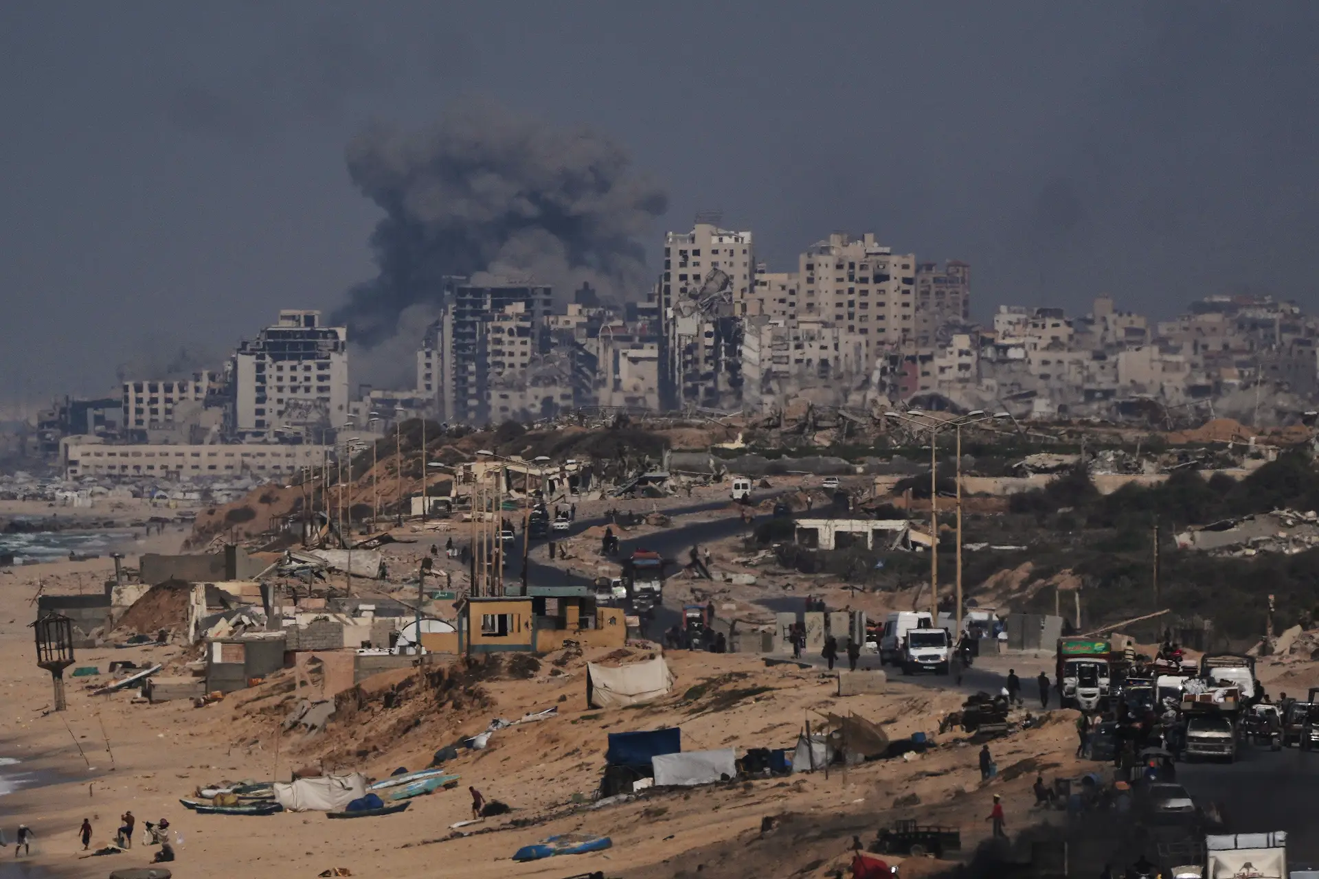 Bombardeamentos israelitas em Gaza matam pelo menos 26 pessoas