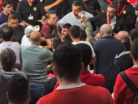 Tensão na Assembleia Geral do Benfica: sócios em confrontos e Vieira assobiado